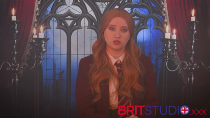 Brit Studio: Victoria Greene का डेब्यू सीन, जंगल में डिल्डो