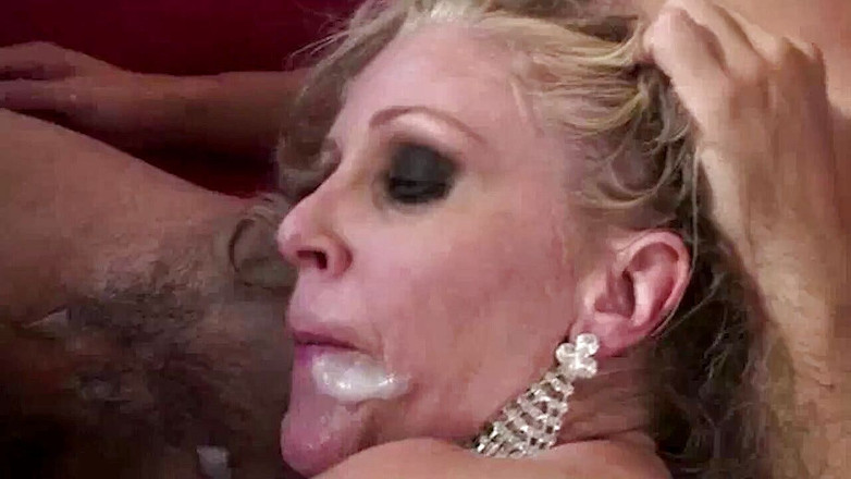 Julia Ann: Kompilasi mani muncrat resmi Julia Ann!