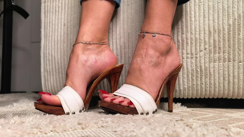 Goddess Lena: Yorgun Tanrıça Eve Dönüyor - Ağrıyan Ayaklarıma Tapıyor