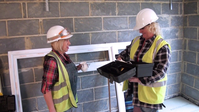 Older Women Club: The builder's wives fucking hard