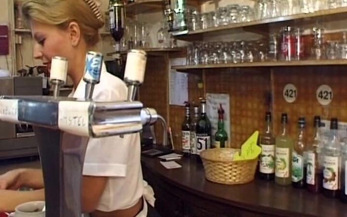 Planete Francaise: Pequeña camarera francesa follada en show de gang bang