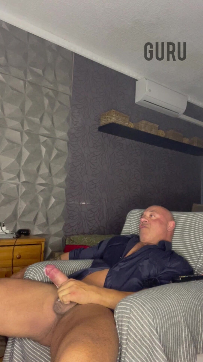 Mr. Guru: 家でソロオニー このシャツ好き