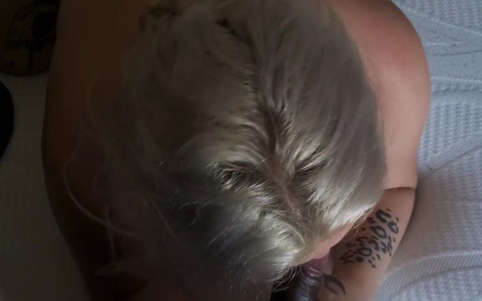 Missi Rae: Краля з блідою дупою нахилилася для тата