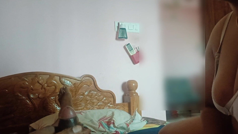 Black & white desicat: 热辣的印度家庭主妇srejaa吮吸我的鸡巴