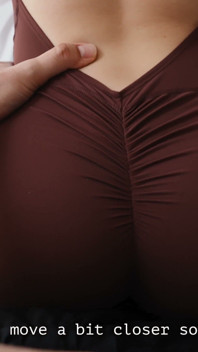 Entrenador Experimentado Sabe Cómo Llevar a Su Pequeña Clienta De Sentadillas a La Cama Para Llenar Su Boca De Semen