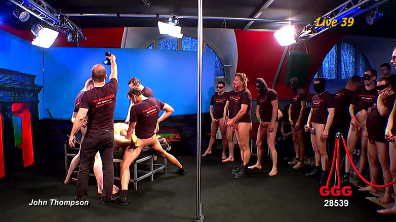 Pornstars fucking XXX: Hård Gangbang Action: Porrstjärna Knullad Och Sprutad Av Fem Män