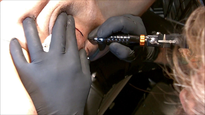 Domina Lady Vampira Guys Only: Konec tvé mužství, část 3 - tetování