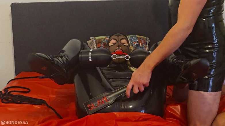 LillyLeather: Awek lateks mengalami orgasme besar-besaran dengan dildo besar semasa terikat...