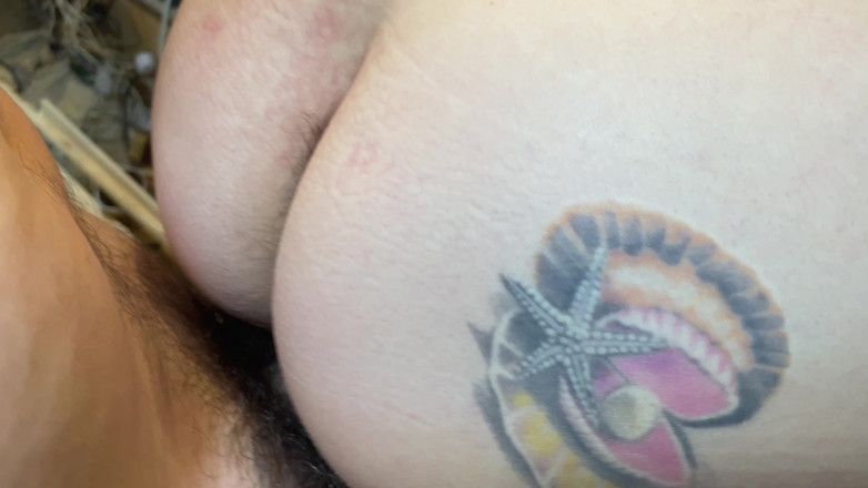 Hairy couple: Bărbat cu mâna ruptă făcut în garaj Făcând sex cu penis...
