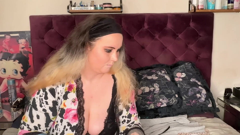 MissFFW: 淫荡婊子为一个淫荡的夜晚化妆