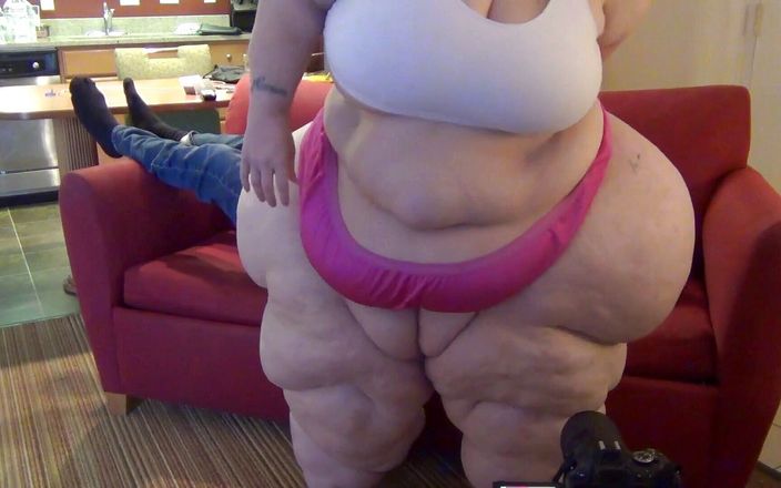 Full Weight Productions: Bobbi Jo lo spacca nel divano
