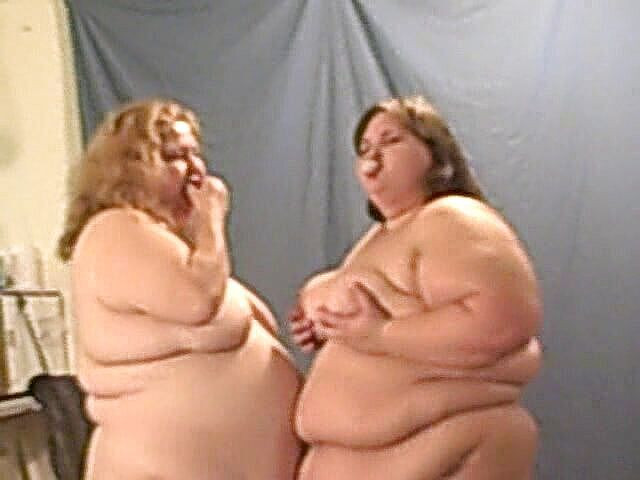BBW nurse Vicki adventures with friends: アンジー・キンバーと看護師ヴィッキーガム咀嚼吹吹く泡女の子女の子ストリップいじめ
