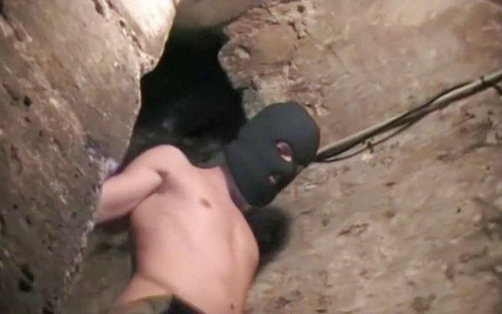 Crunch Boy: Gangbang dans un sous-sol discret à Paris