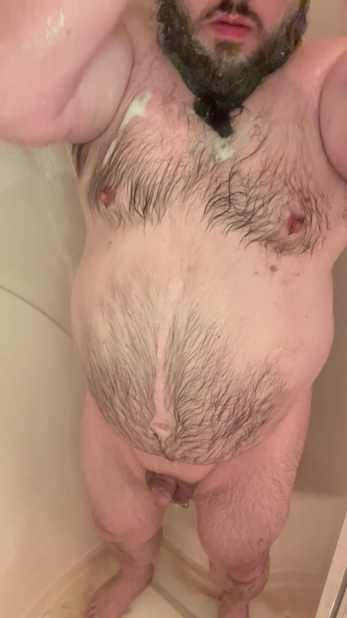 Chubby Freak: Papà paffuto si doccia e pulisce dildo e pompino toy