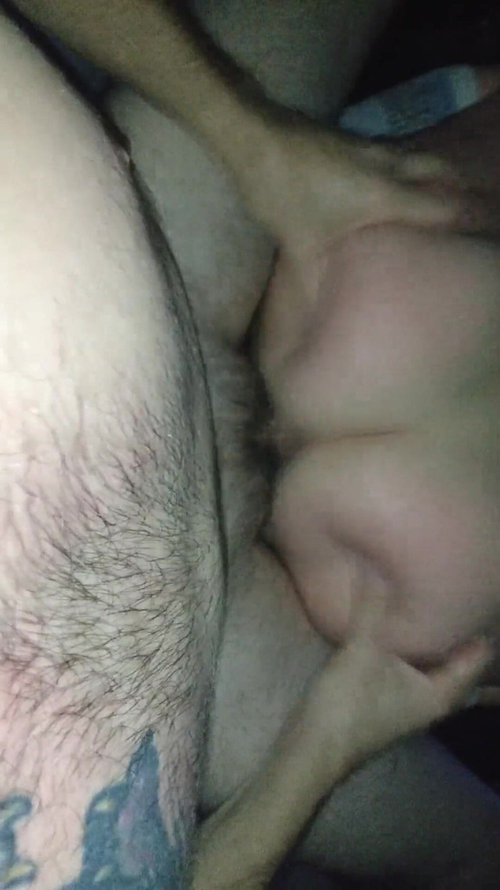 Pussy hound: 스타킹을 신은 섹시한 Lil Fat 엉덩이가 거대한 자지에 반대로 카우걸을 뒤집습니다.