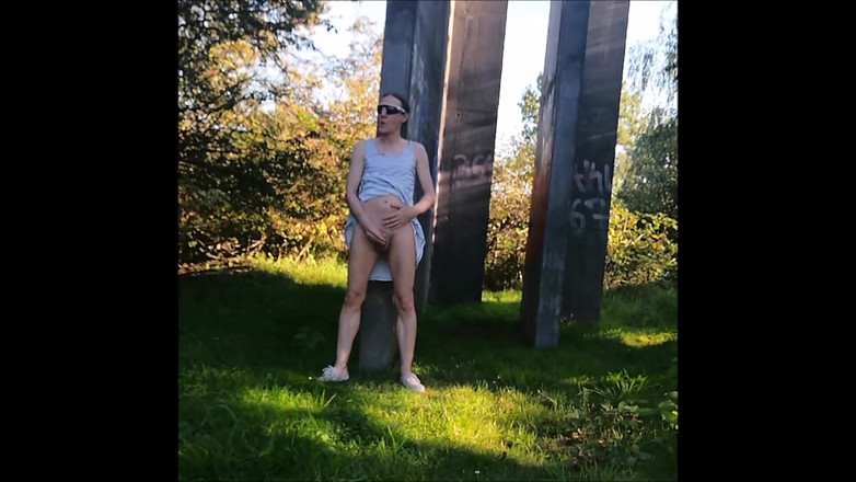 Slut Bella: 在大自然中射精