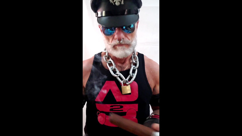 MusclesCigarsFFPig: Leder-stiefvater, der einen großen ring erleuchten