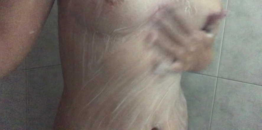 Thebeautybadby: woman bathes her tits