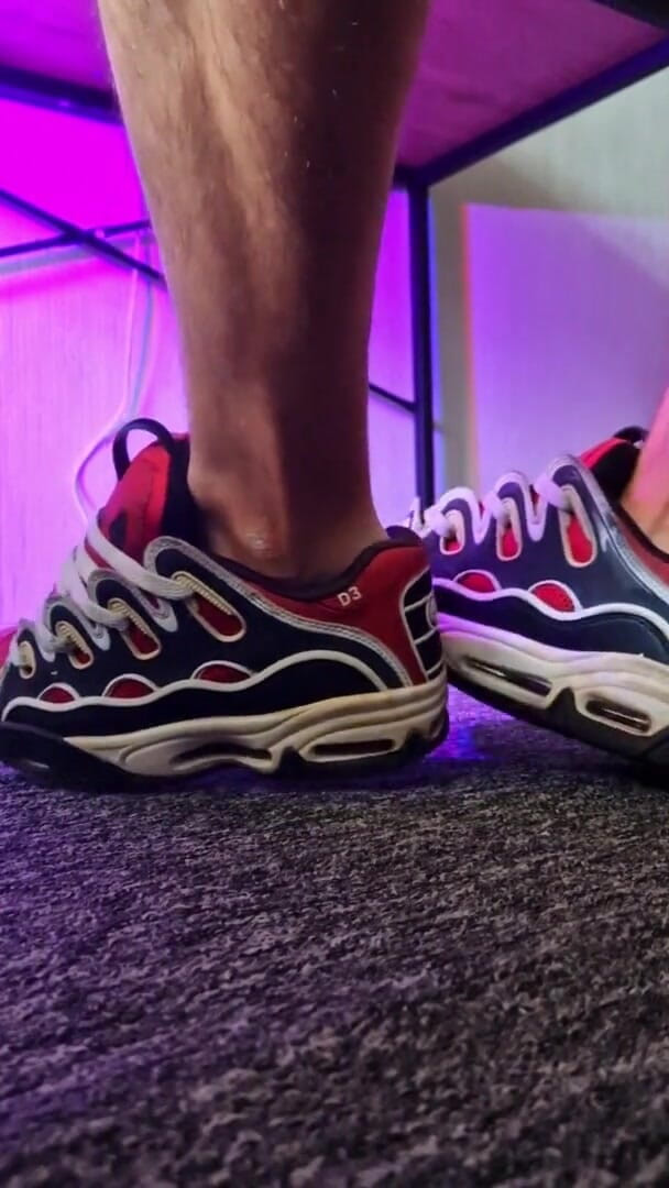 Sneakersmax98: Gioco con le sneakers Osiris e sborro dentro