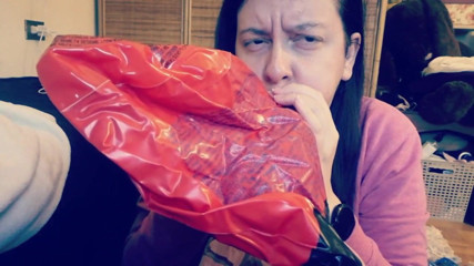 Nicoletta Embassi: Minunat video de joc fetiș cu baloane colorate vrei să...