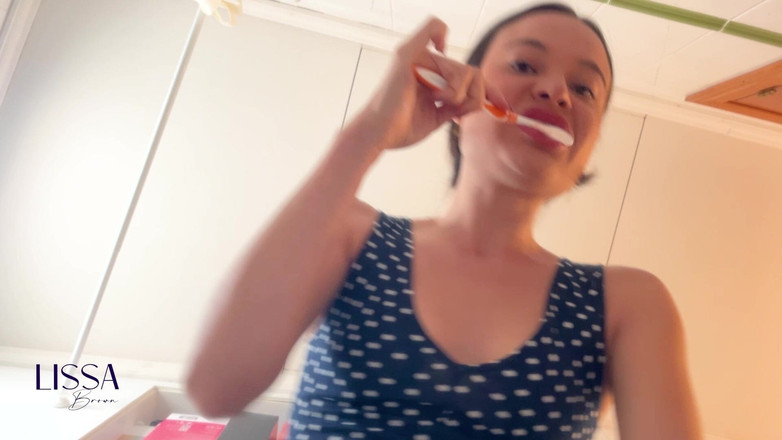 Lissa Brown: POV, tu es une toilette humaine