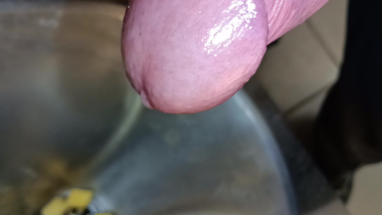 Rockardglans: 小便器での2つの負荷が屋外での巨根のオナニーと絶頂をクローズアップします