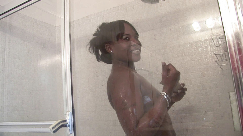 Hot Girlz: 丰满的黑人出轨熟女喜欢吮吸和骑乘大鸡巴