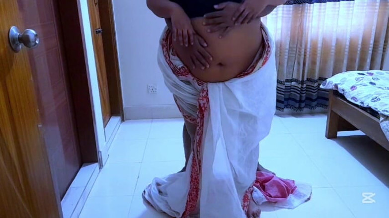 Aria Mia: Bộ ngực to Ấn Độ bị anh chàng làm việc đụ