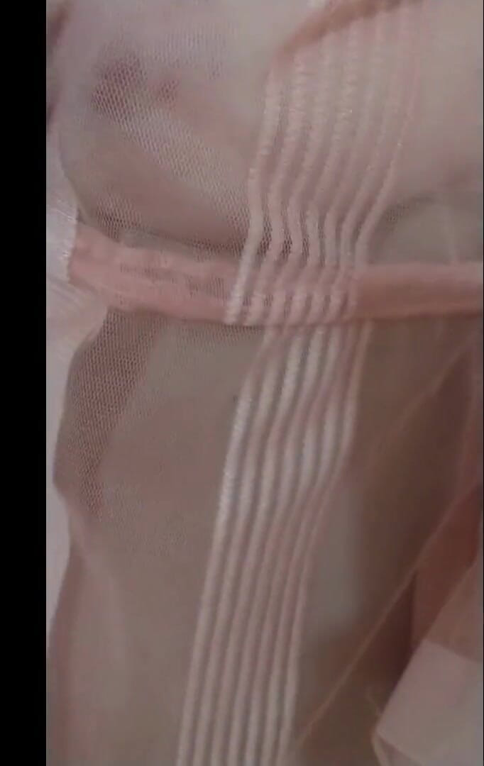 Priscila: Mi madrastra presumiendo en el jardín sin bragas