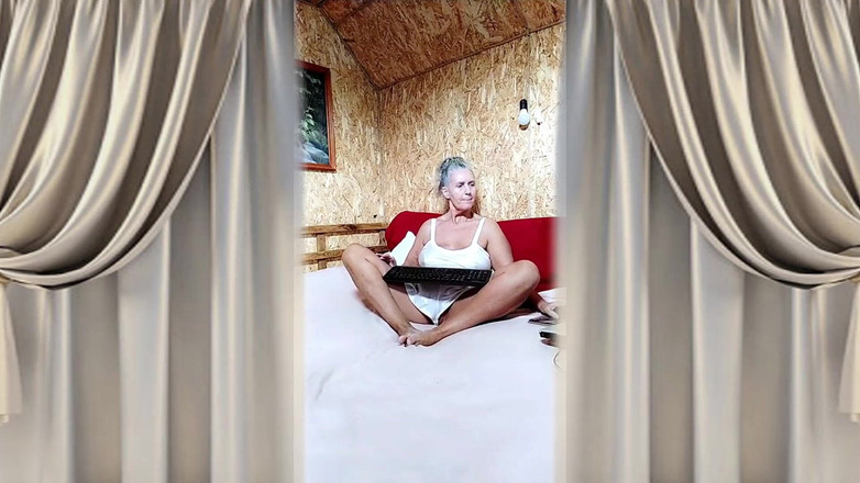 Lukerya: Casalinga Bollente Lukerya in Lingerie Bianca Di Raso Su Un...