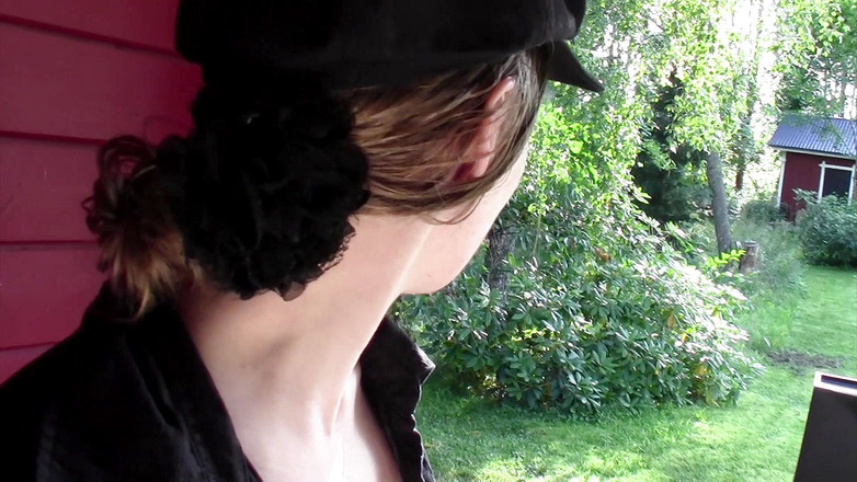 FinAdult Videos: Une salope amateur mince se fait baiser dans la nature