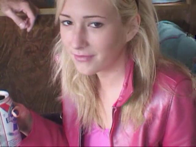 Threeway Entertainment: Blonde is into threesomes