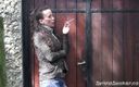Sylvia Chrystall: たまらなくセクシーなシルビアは屋外でタバコを吸っています
