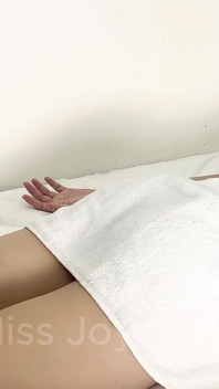 massagista oferece serviço extra yoni massagem para cliente sexy enquanto seu marido está esperando do lado de fora