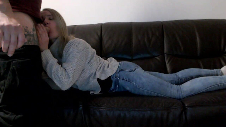 MagicStas: Arsch und muschi massieren durch jeans auf der couch