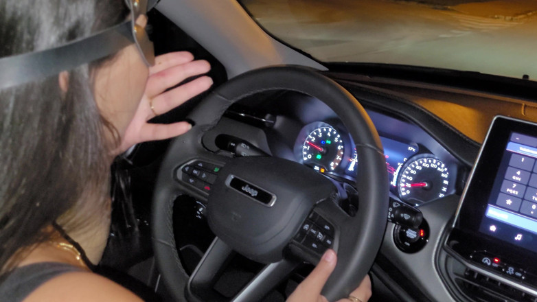 Strimermodel: Powerful Sneeze Shots Behind the Wheel