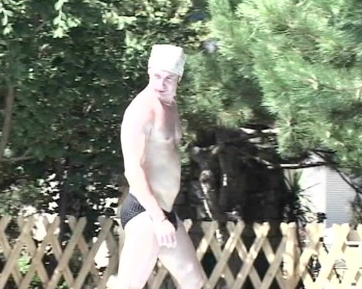 Videos Francaises: Perfectly Shaped French Bitches Sharing Dick by the Pool