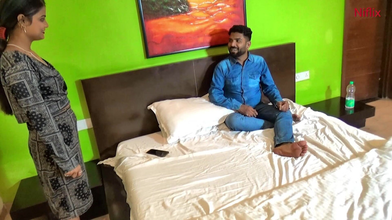 Anjalisingh_sexy: 호텔 방에서 의붓여친에게 전화를 걸어 그녀를 따먹는 의붓아들.