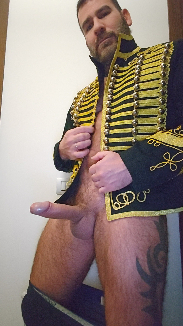 LupoNeroXL: Stiefvater masturbiert mit riesigem schwanz