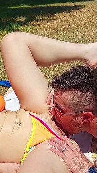 Hermosos ojos azules follados y garganta profunda en el sol