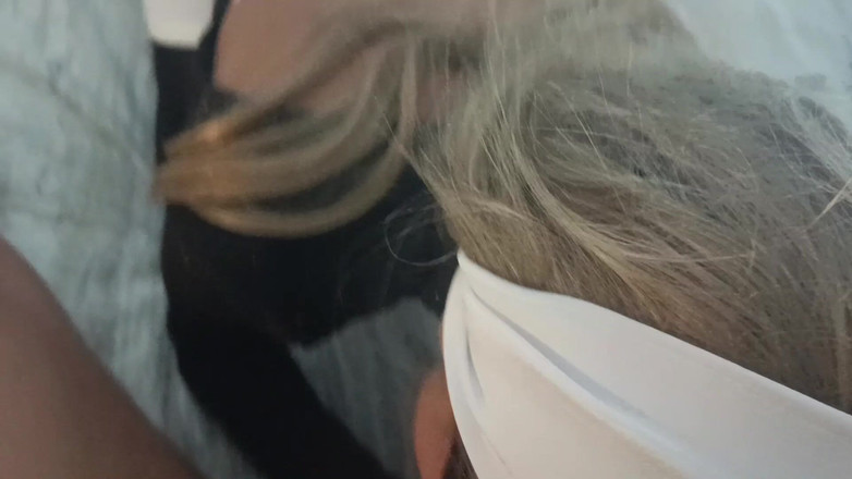 LauraOnHeels: MILF de óculos escuros POV sexo oral com ejaculação na boca