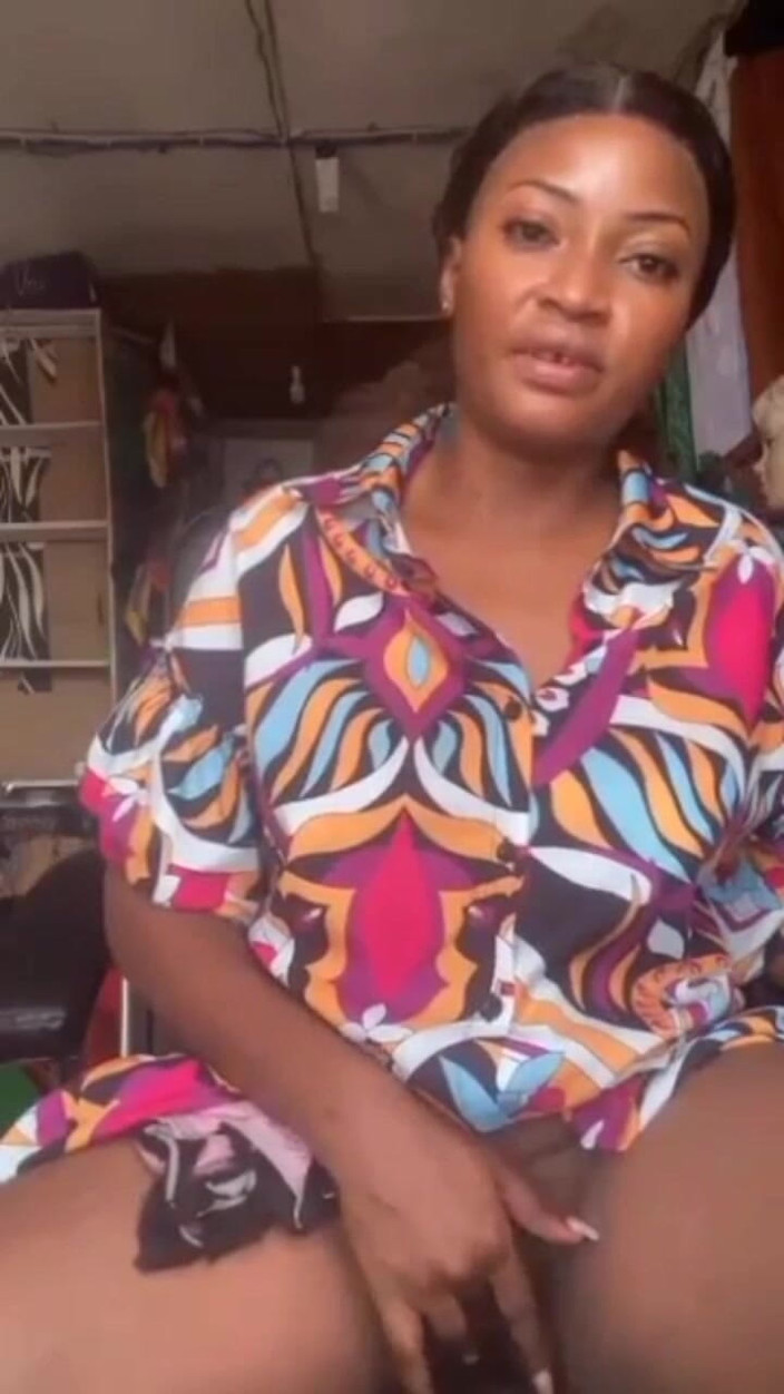 Me and my new slut: 欲求不満な母親が自分の太った膣を恋人のために店で弄る公然たるマスターベーション