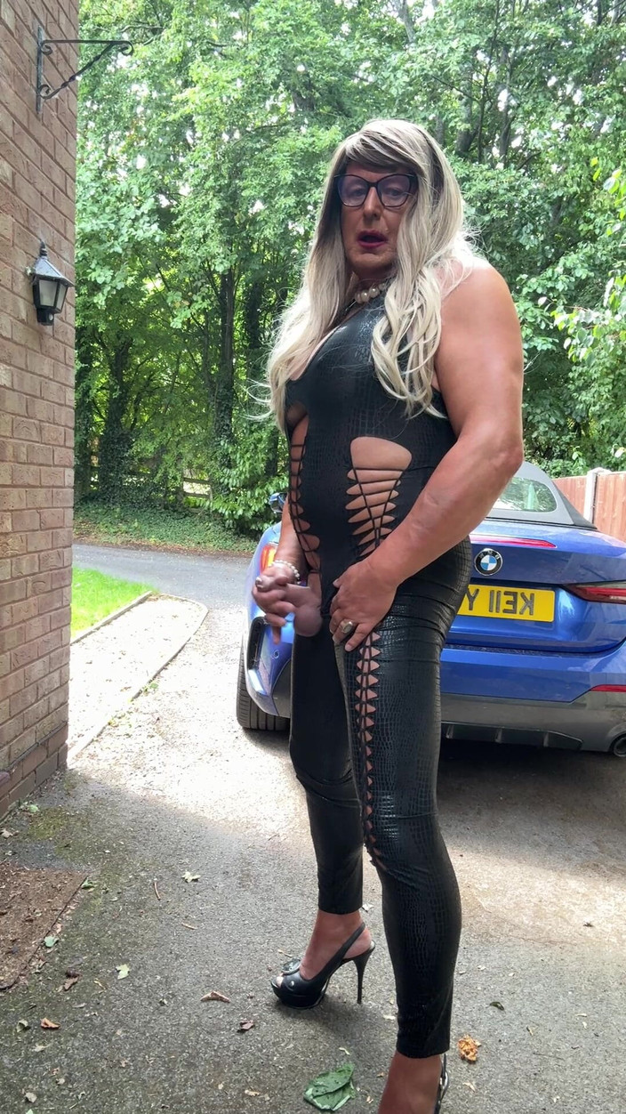 Kellycd2022: Sexy Crossdresser Kellycd2022 em Preto Pvc Catsuit and Heels