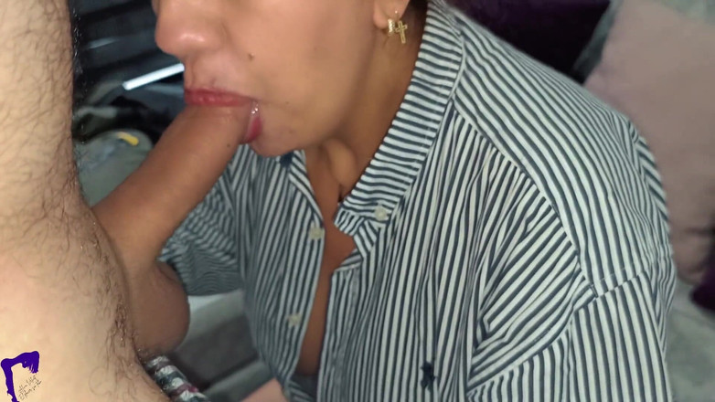 AlinaVelvet: 夫がシャワーを浴びて精液を飲み込んでいる間、淫乱な妻が配達員のペニスをしゃぶる