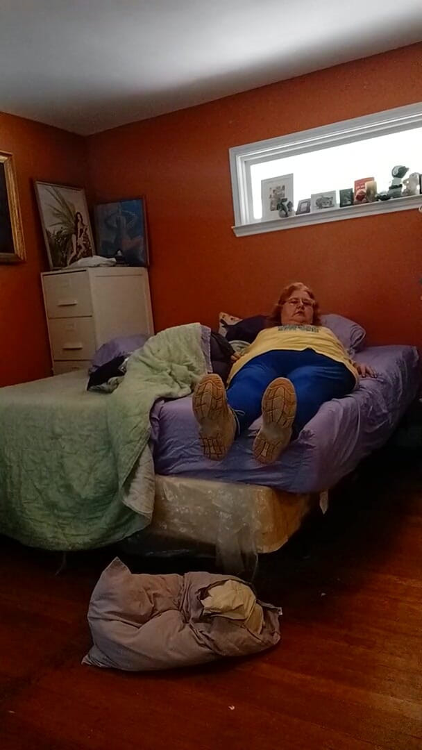 BBW nurse Vicki adventures with friends: Kasut Tenis Stinky Pewwwee