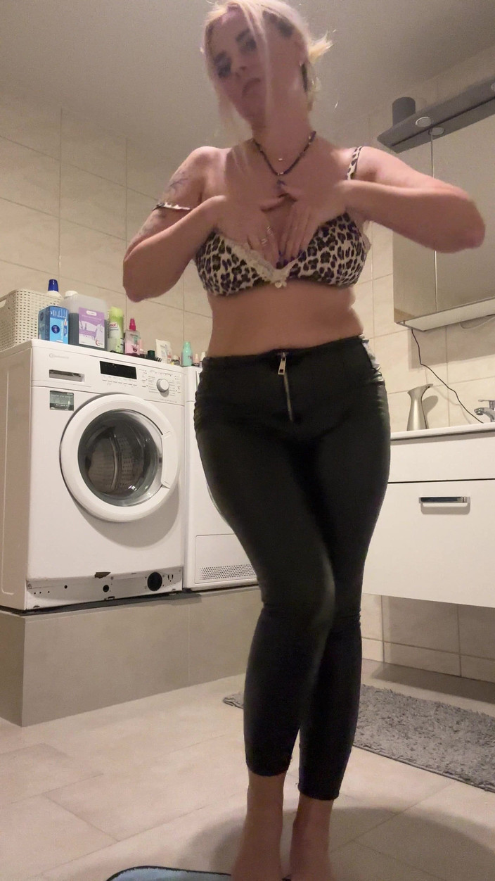 LarisaCum: अपने बड़े लंड से मेरी गांड को गहराई तक चोदो! मुझे यह पसंद है, मैं एक गंदा गोरा हूं और जोर से कराहता हूं!