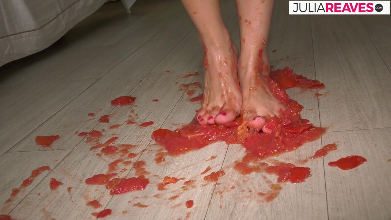 Kinky Bitches: She makes tomato juice naked and gets horny while doing...