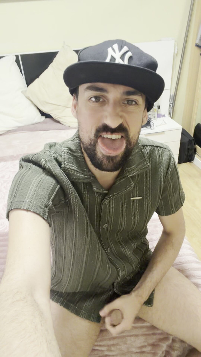 Liam Harding: Hot Stepdaddy Jerking off Finishes with Thick Cumshot