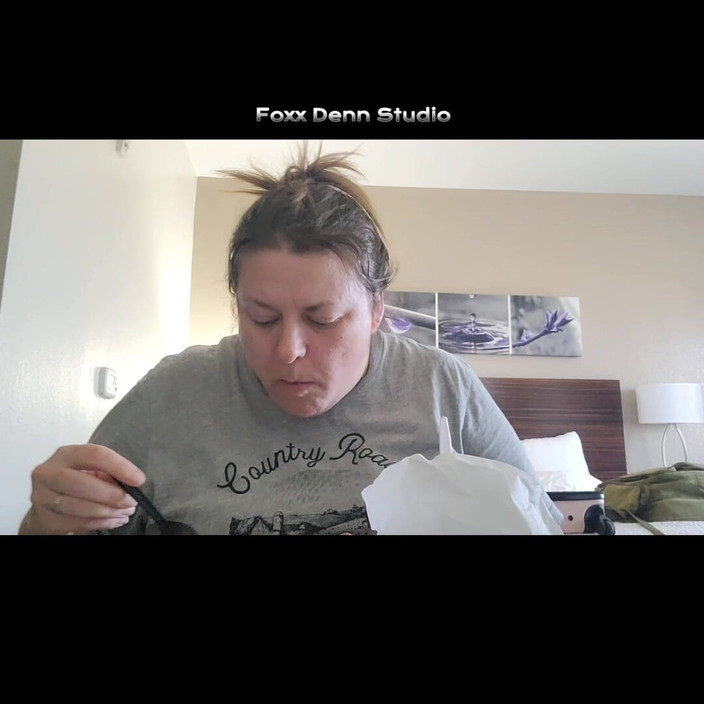 Foxx Denn Studio: Benimle yemek mi? Kapalı Altyazılar