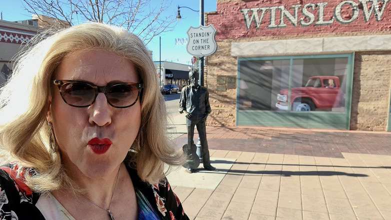 Mrs Samantha: "Frau Samantha steht in Winslow Arizona an der Ecke" und...
